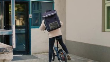 Gülümseyen müşteriler ofis yemeklerini kredi kartıyla ödüyorlar. Ön kapıda da bağlantısız ödemeler var. Restoran siparişi vermek için servis terminali olan paket servis elemanı..