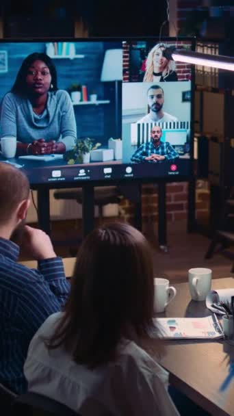 垂直视频 公司销售统计在远程商务会议上的讨论视频 员工团队在夜间视频会议上交谈 办公室工作人员在电话会议上聊天 — 图库视频影像