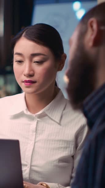 Pionowe Wideo Uśmiechnięty Azjatycki Menedżer Biura Portret Spotkaniu Biznesowym Slow — Wideo stockowe