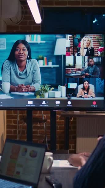 垂直视频 远程团队商务会议 同事们在夜间进行视频交谈 不同的人在电话会议上聊天 同事们在视频会议上集思广益 — 图库视频影像
