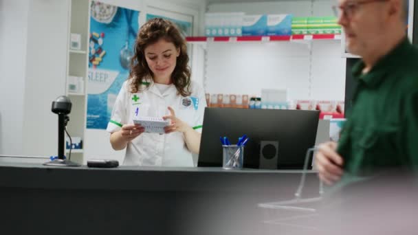 Consultor Farmacia Que Ayuda Los Clientes Comprar Productos Médicos Escanear — Vídeo de stock