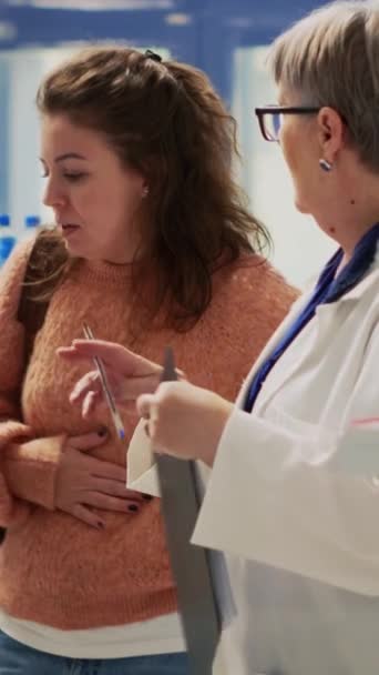 Video Verticale Cliente Femminile Con Mal Stomaco Che Chiede Farmacista — Video Stock