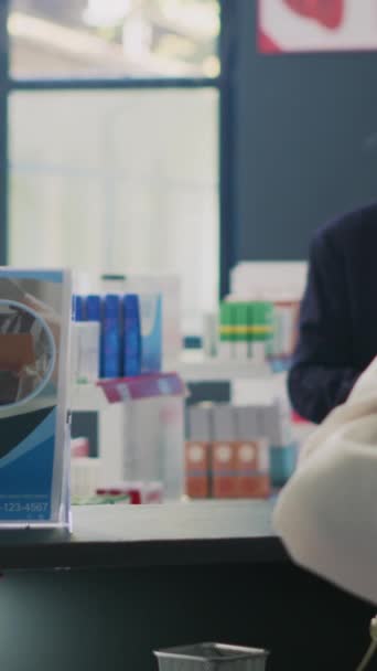 Dikey Video Sağlık Uzmanı Üst Düzey Müşterilere Reçete Kağıdı Ilaç — Stok video