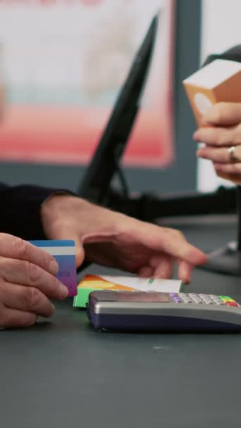 Pionowe Wideo Starszy Klient Płaci Pudełka Pigułek Kartą Kredytową Bezstykowym — Wideo stockowe