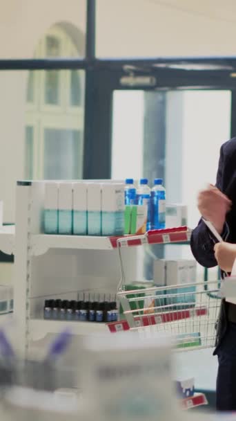Pionowe Wideo Starszy Klient Rozmawia Specjalistą Produktach Farmaceutycznych Szuka Tabletek — Wideo stockowe