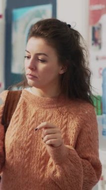 Dikey video: Kadın eczane raflarını eczane ürünleriyle inceliyor, ilaç almak için reçeteli tedavi arıyor. Kadın müşteri eczanede ilaç ve kutuları kontrol ediyor. El kamerasıyla.