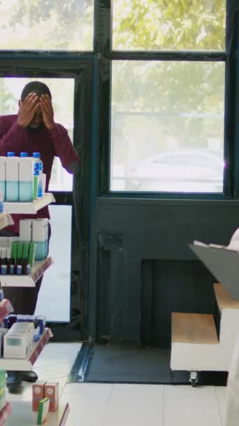 生病的男性病人因头疼而进入药店 询问高级药剂师有关治疗或药物治疗的情况 药店里患有偏头痛和擦伤太阳穴的顾客 — 图库视频影像