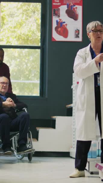 Vertikální Video Muž Pečovatel Pomáhá Seniorovi Vozíku Přijít Lékárny Mluvit — Stock video