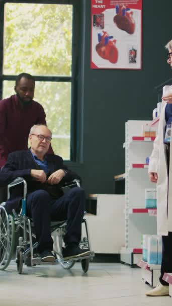 Vídeo Vertical Assistente Social Ajudando Idoso Cadeira Rodas Entrar Farmácia — Vídeo de Stock