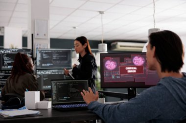 Büyük bir veri ajansının hacklendiği monitör okuma hatasına bakıyor. Uygulama geliştiricisi program hacklemesini durdurmak için yapay zeka kodu ve sunucu veritabanı ile çalışıyor.