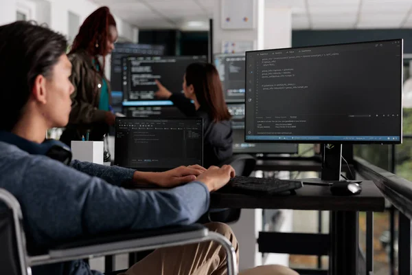 Bilgisayarda Html Kodu Yazan Asyalı Programcı Bulut Bilgisayarı Terminali Penceresiyle — Stok fotoğraf