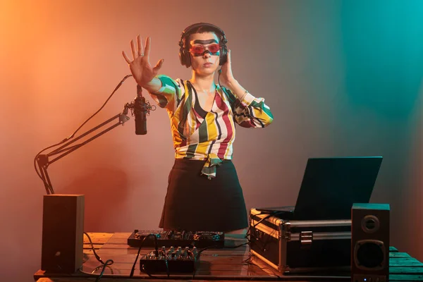 Musisi Modern Melakukan Tanda Berhenti Dengan Telapak Tangan Dan Mendengarkan — Stok Foto