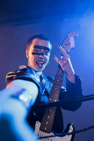 Artista Loco Tocando Guitarra Estudio Con Humo Mostrando Cartel Rock — Foto de Stock