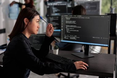 Düşünceli programcı kod yazma ve veri odasında yeni bir arayüz oluşturmaya çalışan fikirler üzerinde düşünüyor. Meşgul yapay zeka geliştirme ajansındaki Web geliştirici sunucu veritabanı.