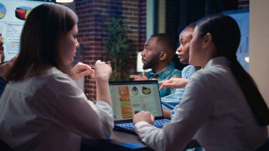 Şirket gelirleri istatistikleri iş adamları toplantısında tartışma, çeşitli iş arkadaşları iletişimi, çizelgeleri analiz eden meslektaşlar. Çalışanlar satış stratejisi planlıyor