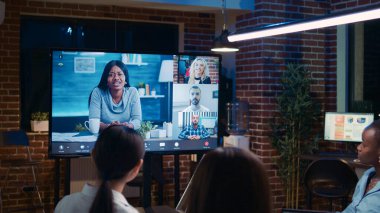 Çeşitli takımlar iş görüşmelerindeki istatistikleri tartışıyor, çalışanlar gece saatlerinde video konferansında konuşuyor. Ofis çalışanları telekonferansta sohbet ediyor, evden işe gidiyor.