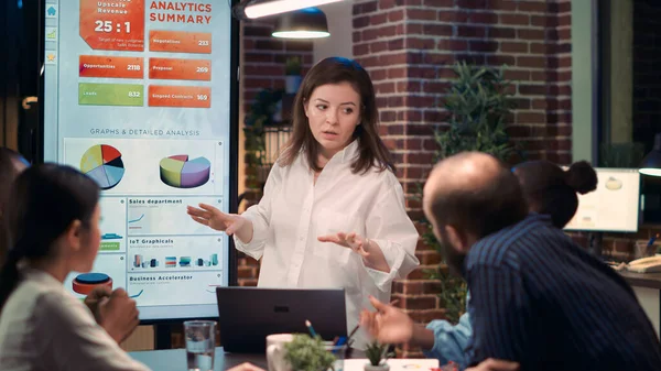 Affärskvinna Ger Presentation Affärsmöte Hålla Laptop Anställd Visar Analytics Forskningslistor — Stockfoto