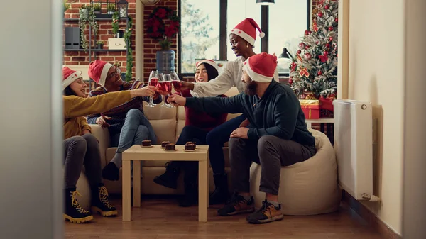 Çeşitli Arkadaşları Noel Tatilinde Süslü Ofiste Bir Bardak Şarapla Kadeh — Stok fotoğraf