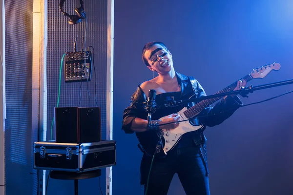 Musikalischer Künstler Singt Rock Der Gitarre Mit Mikrofon Macht Live — Stockfoto