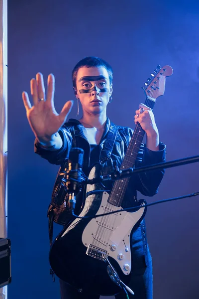 Müzikal Sanatçının Palmiye Ile Dur Işareti Göstermesi Stüdyoda Duman Karanlık — Stok fotoğraf