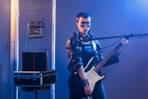 얼터너티브 싱어가 기타와 노래를 연주하고 스튜디오에서 음악으로 헤비메탈 음악을 부른다 — 스톡 사진