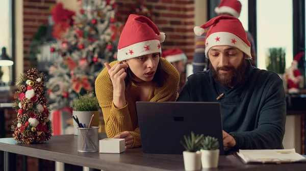 Office Colleagues Santa Hat Working Computer Winter Season Holiday Using — Stock Photo, Image