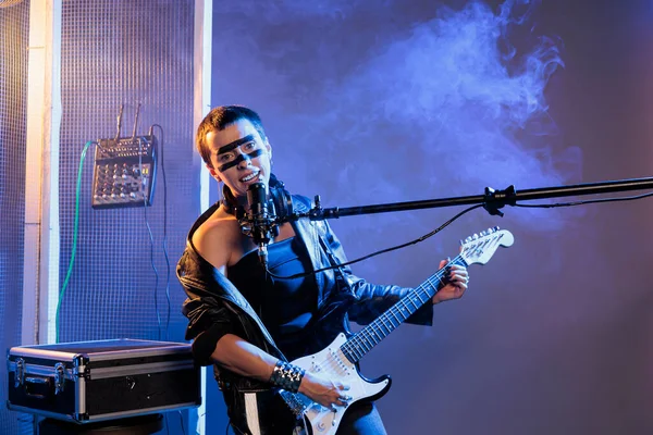 Chanteuse Punk Rock Jouant Musique Heavy Metal Avec Guitare Jouant — Photo