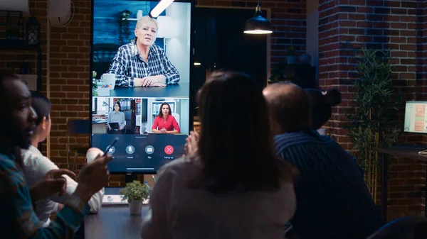 Equipe Conversando Com Executivo Videoconferência Usando Aplicativo Videocall Discussão Estratégia — Fotografia de Stock