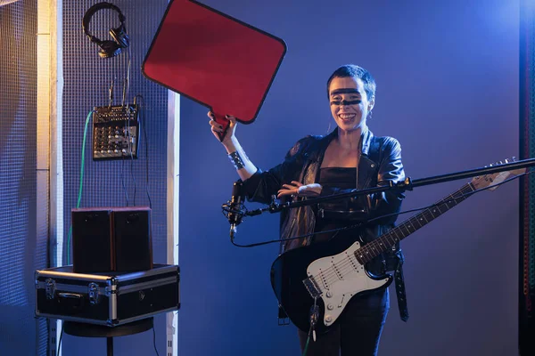 Joyeux Rocker Girl Tenant Bulle Discours Carton Guitare Pour Annoncer — Photo