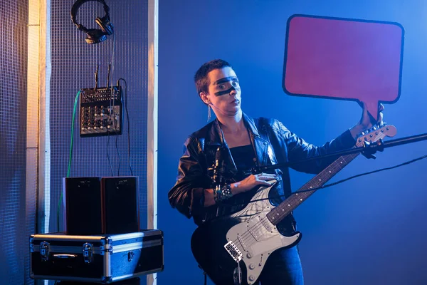 Chica Artista Rock Sosteniendo Burbuja Discurso Cartón Guitarra Para Anunciar —  Fotos de Stock