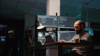 Genç programcı kodlama başarısını kutluyor ve kaynak kodunu dizüstü bilgisayarında yazıyor, Html betiği üzerinde çalışıyor. Uçbirim pencereli uygulama geliştiriliyor, başarıdan mutlu ve memnun.