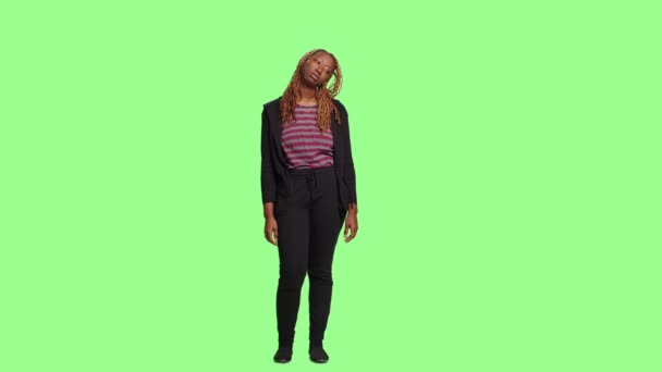 Mujer Afroamericana Pie Con Cuerpo Completo Sobre Fondo Pantalla Verde — Vídeos de Stock