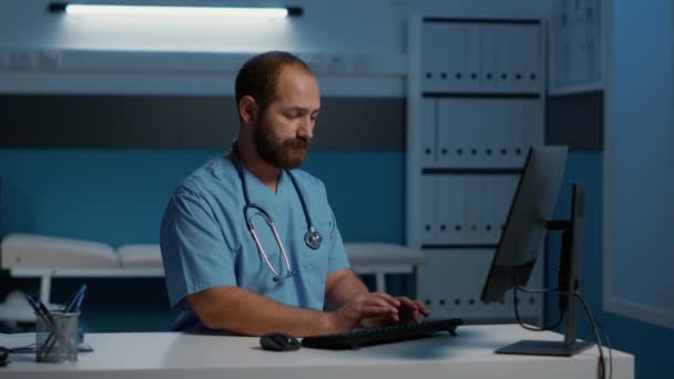 Enfermeira Clínica Geral Sentada Mesa Digitando Conhecimentos Médicos Computador Enquanto — Vídeo de Stock