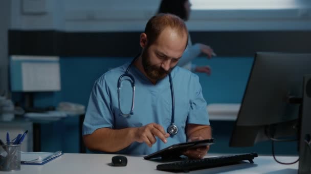 Asystent Lekarza Trzymający Tablet Piszący Ekspertyzę Medyczną Biurze Szpitalnym Lekarz — Wideo stockowe