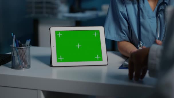 Enfermeira Mostrando Computador Tablet Com Tela Verde Para Médico Enquanto — Vídeo de Stock