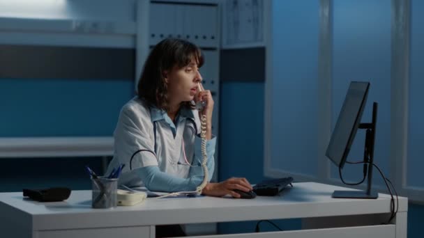 Lékař Hovořil Pevné Telefonní Lince Vzdáleným Pacientem Diskutoval Lékařský Předpis — Stock video