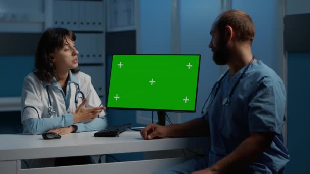 Personnel Médical Debout Bureau Regardant Moniteur Ordinateur Avec Écran Vert — Video