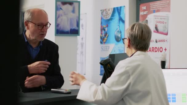 Starší Zákazník Dává Krabice Léku Pult Lékárny Nakupuje Pilulky Doplňky — Stock video
