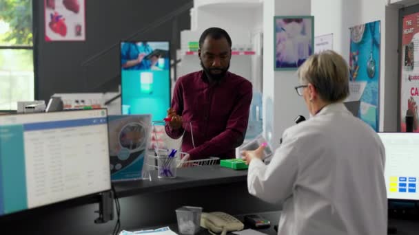 Afrikanisch Amerikanischer Kunde Nimmt Pharmazeutische Produkte Aus Den Regalen Der — Stockvideo