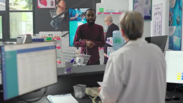 Jeune Client Demandant Pharmacien Bouteille Pilules Regardant Les Médicaments Les — Video