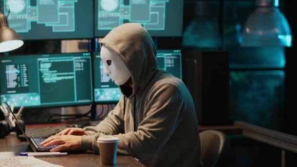 Terrorista Cibernético Con Servidores Base Datos Hacking Máscara Hacker Con — Vídeos de Stock