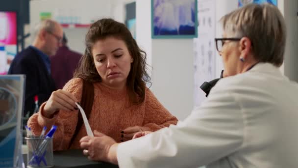 Pelanggan Wanita Menunjukkan Kertas Resep Apoteker Bertanya Tentang Pengobatan Penyakit — Stok Video
