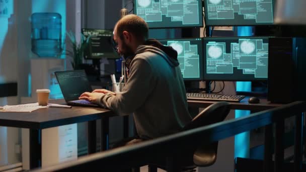 Hacker Louco Agressivo Jogando Teclado Depois Não Conseguir Cortar Rede — Vídeo de Stock