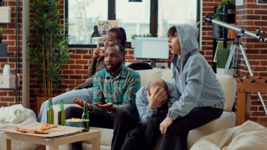 Futbol fanatikleri televizyonda maç kaybediyor, futbol şampiyonası seyrediyorlar. Takıldığımız yerde spor müsabakalarını kaybettiğimiz için üzgün ve hayal kırıklığına uğramış hissediyoruz. El kamerasıyla..