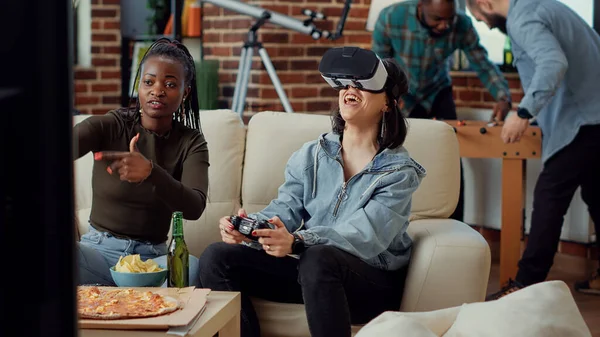 Happy Ženy Vyhrávají Videohry Výzvu Brýle Pomocí Virtuální Reality Headset — Stock fotografie