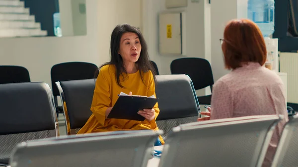 Mulheres Asiáticas Falando Sobre Relatórios Médicos Lobby Das Instalações Preenchendo — Fotografia de Stock