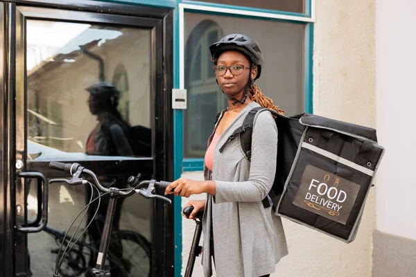 Bisikletli Kurye Müşteri Portresi Için Bekliyor Afro Amerikan Kadın Şirket — Stok fotoğraf