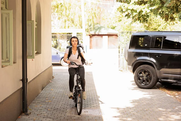 Jovem Mensageiro Bicicleta Transportando Ordem Alimentar Mochila Livre Serviço Entrega — Fotografia de Stock