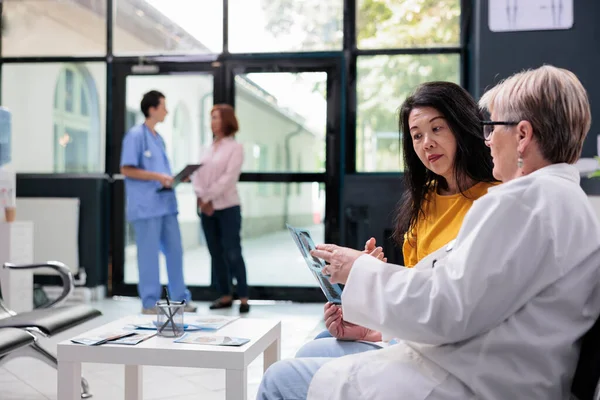 방사선을 아시아인 환자와 의사는 대기실에서 상담하는 진단에 논의한다 서비스 지원에 — 스톡 사진