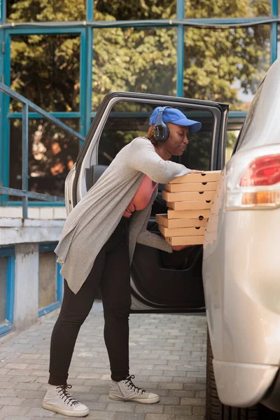 Африканский Американский Ресторанный Курьер Доставляет Пиццу Машине Вид Сбоку Сотрудник — стоковое фото
